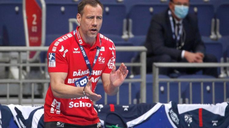 Maik Machulla, Flensburgs Trainer feuert seine Mannschaft beim Auswärtsspiel in Hannover an.