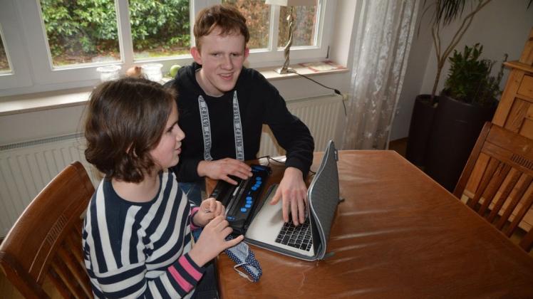 Arbeiten am Laptop gehört für Eirik Hüsing zum Alltag. Ebenso wie seine Schwester Sieke kann er nichts sehen. Mit Hilfe der Brailletastatur können die beiden mit den Händen "lesen".