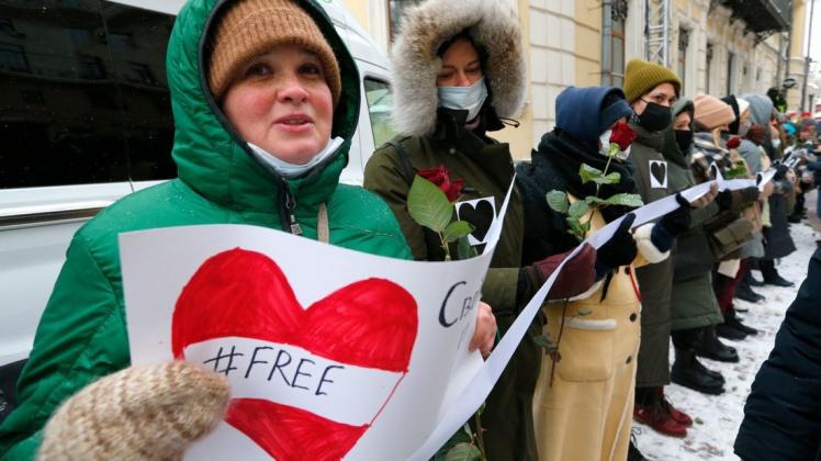 Am Valentinstag finden die Proteste der Nawalny-Unterstützer unter dem Motto "Liebe ist stärker als Angst" statt, wobei eine dezentrale und besonders friedliche Aktion es der Polizei schwer machen soll, dagegen vorzugehen.