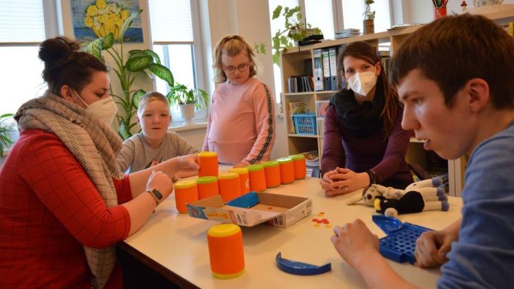 Zusammen mit Kristina Pusch (l.) und Alice Mulsow haben Jayden (l.), Natalia und Tom eine gute Zeit.