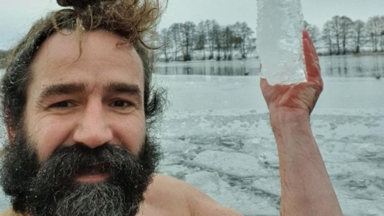 Kaltes Badevergnügen: Matthias Guse aus Gadebusch im Vietlübber See.