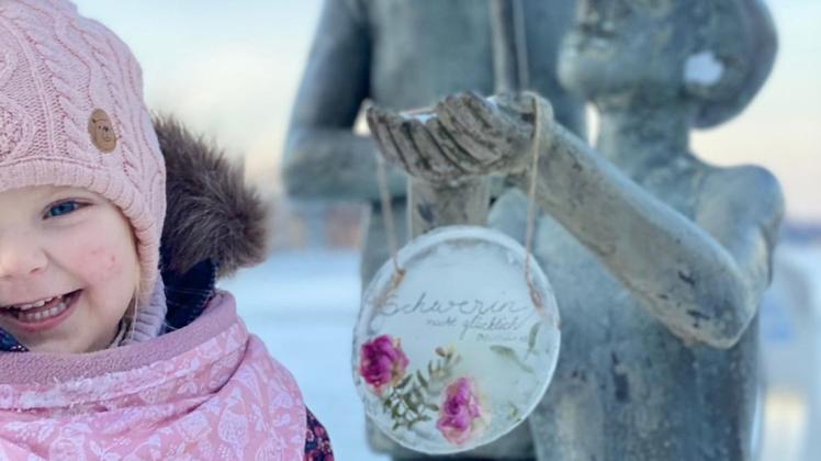 Winterwonderland in Schwerin: Die zweijährige Tilda mit ihrem "Schwerin macht glücklich"-Aufhänger