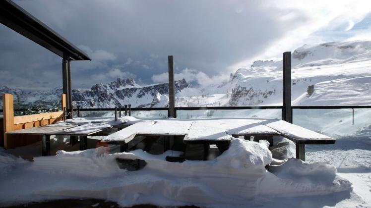 Einen Tag vor der geplanten Öffnung vieler Skiregionen hat Italiens Regierung aus Sorge vor den neuen Coronavirus-Varianten den Start wieder gestoppt.