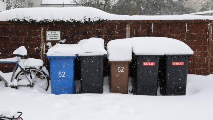 Verschneite Mülltonnen in Emsland. Aufgrund der Wetterlage hatte die Müllabfuhr den Betrieb eingestellt.