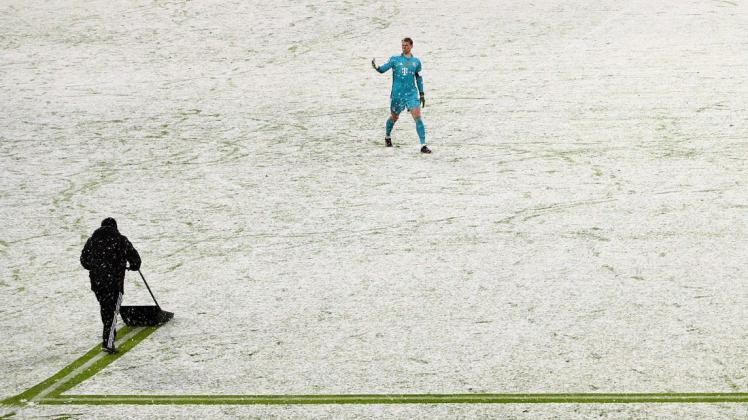 Heftiger Schneefall sorgte für Unterbrechungen beim Spiel Bayern München gegen Arminia Bielefeld.