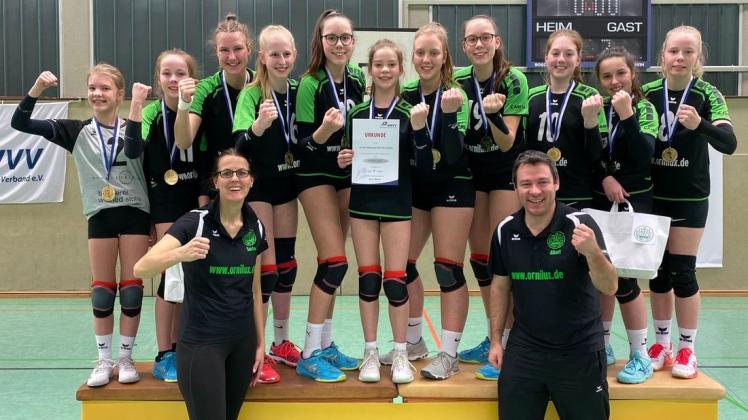 Jubel nach dem Überraschungscoup: Die U-16-Volleyballerinnen von Raspo Lathen sind Nordwestdeutscher Meister.