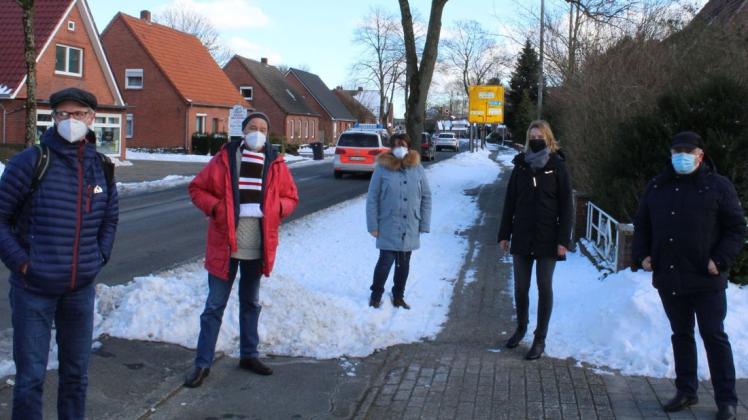 Fordern weniger Verkehr vor ihrer Haustür: Theo Hockmann, Thomas Schwerdtfeger, Gaby Hockmann, Monika Soutschek und Adrian Hristu (von links) von der Initiative "Pro Friesenstraße".