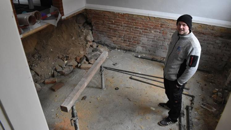 Wo sonst Couch und Sessel im Wohnzimmer von Mario Küchenmeister standen, klafft nun ein Loch.