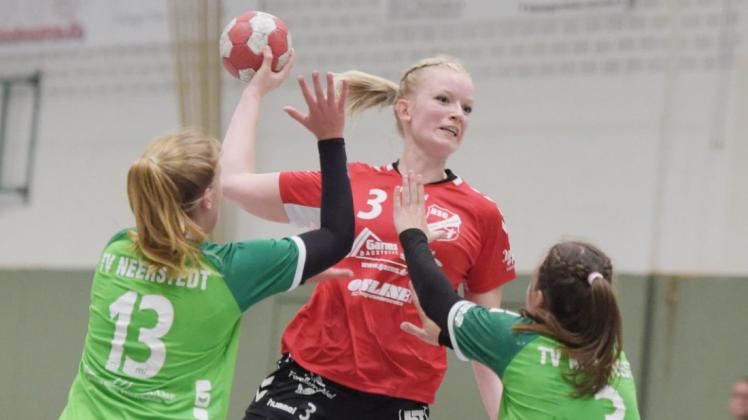 Punktspiele werden die Oberliga-Handballerinnen des TV Neerstedt mit Jette Weiland (links) und Lisa Ranggnick (rechts) und der HSG Hude/Falkenburg um Amelie Bredehorst in der Saison 2020/21 wahrscheinlich nicht mehr austragen.