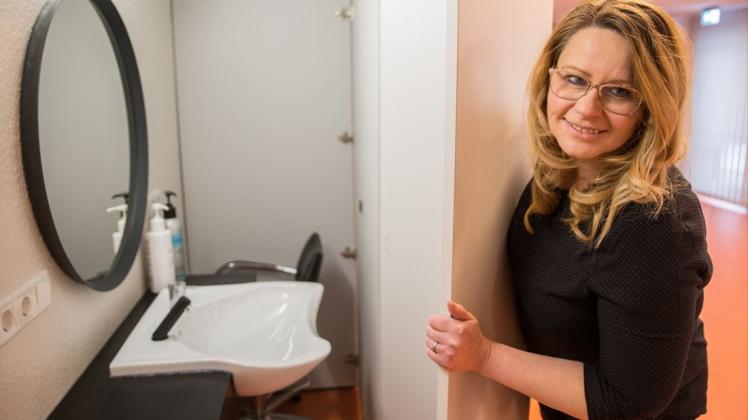Ein Friseursalon in einem Schrank: Sandra Richter-Kropp kommt einmal die Woche nach Demen. Die Gemeinde hat der Friseurin einen kleinen Salon eingerichtet.
