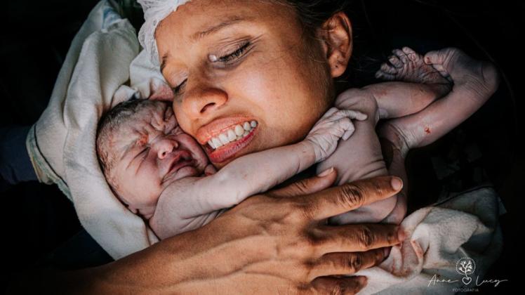 Die Geburt eines Kindes ist ein intimer Moment. Manche Eltern lassen ihn durch professionelle Geburtsfotografen dokumentieren.