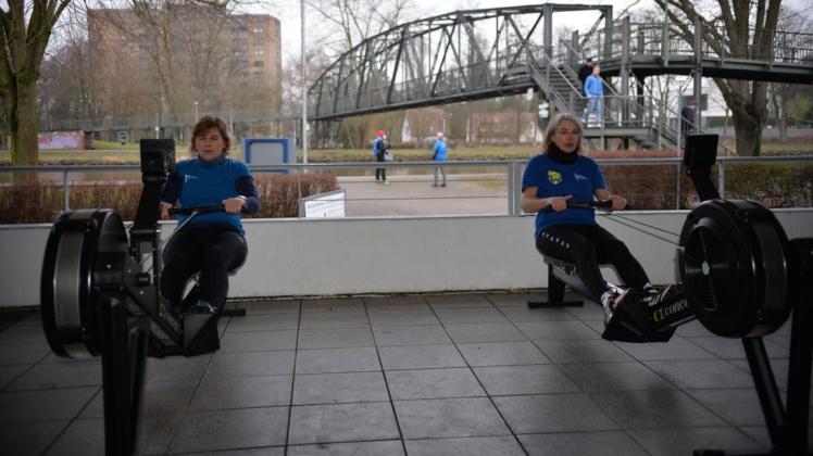 Weil Sport im Fitnessraum der LRG wegen Corona nicht möglich ist, haben Marita Hennecke (links) und Uschi Thünemann-Deppe die Ergometer auf die Terrasse des Bootshauses gestellt.