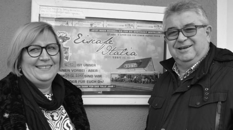 Sie betrieben 37 Jahre lang das Eiscafé im Huder Ortskern: Tina und Tano Bertoldo. Jetzt ist Tano in Italien gestorben. (Archivfoto)