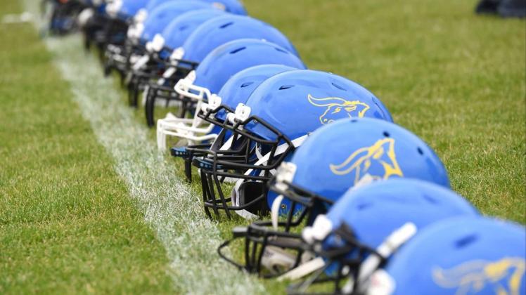 Die Helme der Bulls liegen unbenutzt am Spielfeldrand. Ob es in diesem Jahr noch eine Saison geben wird, steht noch in den Sternen, an einem Konzept wird aber schon fleißig gearbeitet.