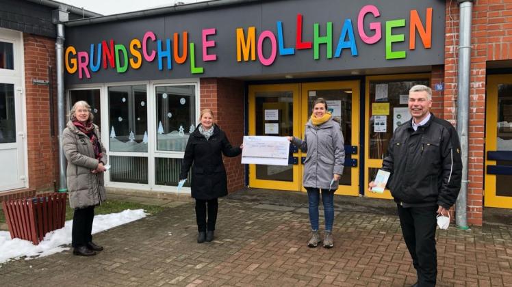 Die Schulleiterin der Grundschule Mollhagen Sabine Gerdes (v.l.n.r.) nahm gemeinsam mit ihren Kolleginnen Annika Kaluza und Maxine Willers den Scheck von Philipp Maschmann entgegen.