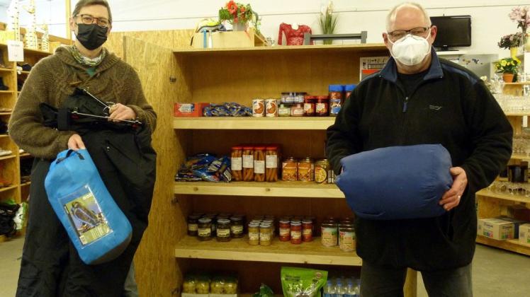 Mario Ahrens (l.) und Claus Moritz halten im Sozialkaufhaus Brunsbüttel Schlafsäcke, warme Kleidung und haltbare Lebensmittel für Obdachlose bereit.
