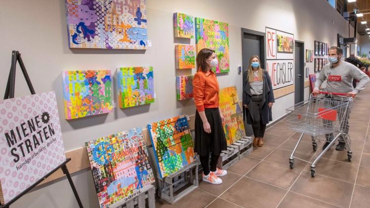 Kunst in ungewöhnlicher Umgebung: Martina "Miene Straten" Schulte (links) stellt ihre Osnabrück-Bilder im Markt von Constanze und Jens Wechsler aus. Kunst in ungewöhnlicher Umgebung: Martina "Miene Straten" Schulte (links) stellt ihre Osnabrück-Bilder im Markt von Constanze und Jens Wechsler aus.