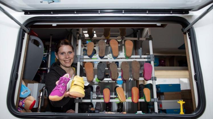 Mit ihrem Kinderschuhmobil "Little Foot" beliefert Kathrin Abo Siam Familien in der Region mit Schuhwerk für die Kleinsten.