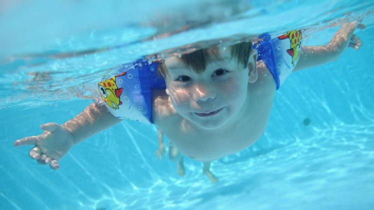 Nicht jeder fühlt sich im Wasser so zu Hause wie dieser Junge – der DLRG zufolge sind viele Kinder in Deutschland schlechte Schwimmer – oder gar Nichtschwimmer. (Symbolfoto)