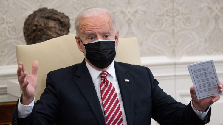 US-Präsident Joe Biden trägt Doppelmaske. Das erschwert das Atmen und gefährdet die Maskenakzeptanz, warnen Experten. US-Präsident Joe Biden trägt Doppelmaske. Das erschwert das Atmen und gefährdet die Maskenakzeptanz, warnen Experten.