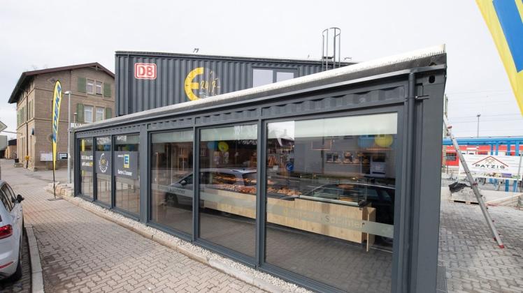 Digitalisierter Mini-Supermarkt wird an Bahnhof getestet Container eines voll automatisierten Edeka-Supermarktes.