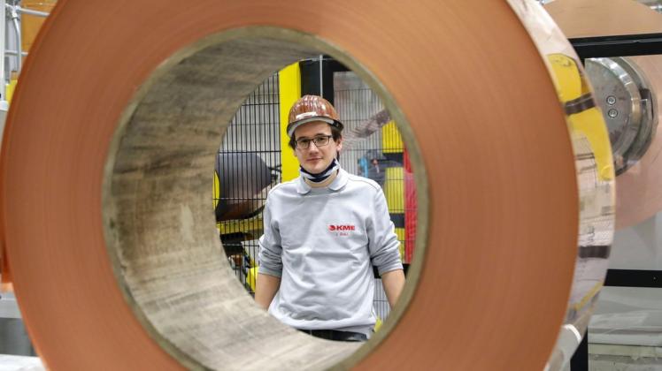 Johannes Groll hat bei KME eine Ausbildung als Verfahrensmechaniker in der Hütten- und Halbzeugindustrie abgeschlossen. Bundesweit war er Bester seines Faches. Johannes Groll hat bei KME eine Ausbildung als Verfahrensmechaniker in der Hütten- und Halbzeugindustrie abgeschlossen. Bundesweit war er Bester seines Faches.