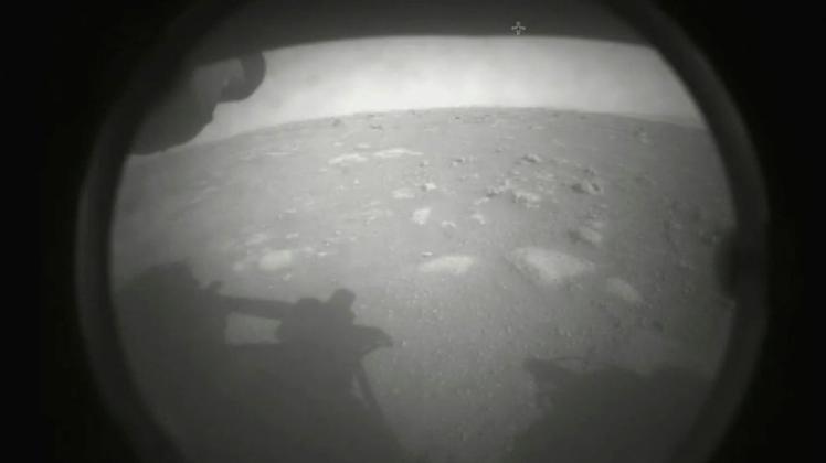 Das erste vom Perseverance-Rover gesendete Bild der Marsoberfläche, kurz nach der Landung im Jezero-Krater.