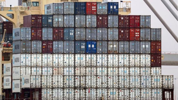 Die Nachfrage nach Containerkapazitäten zum Transport von Waren wie Spielekonsolen oder neuen Sofas ist in der Corona-Krise durch die Decke gegangen.