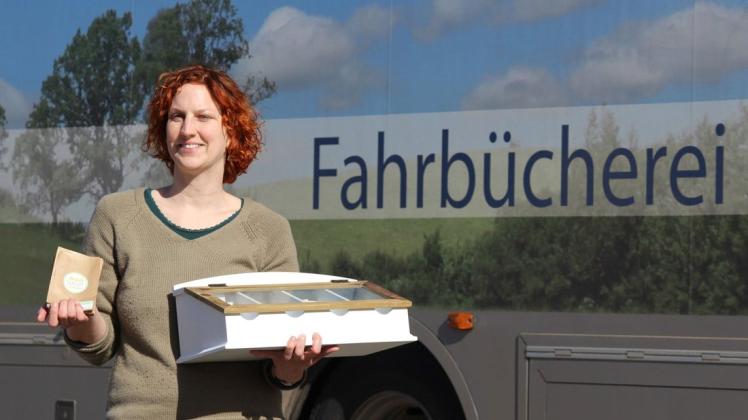 Tabea Mau präsentiert die Kiste mit Saatguttütchen, die vom März an den 125 Haltpunkten der Fahrbücherei Ostholstein aus der Mobilen Saatgutbibliothek zu entleihen sind.