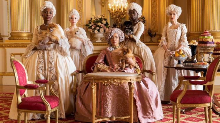 Queen Charlotte (Mitte, Golda Rosheuvel) und der Mythos ihrer Abstammung wurden extra in die Netflix-Serie "Bridgerton" hineingeschrieben.