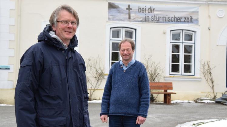 Stephan Janbeck (li.) ist künftig Klimaschutzmanager im Kirchenkreis. Regionalzentrumsleiter Ingo Gutzmann freut sich über die Unterstützung.