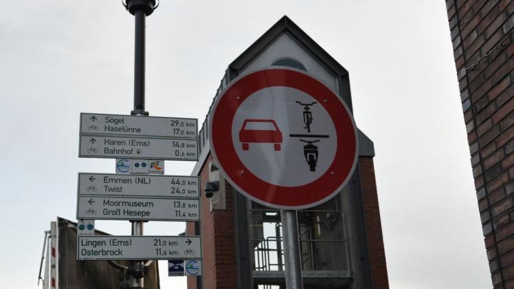 Roller- und Radfahrer dürfen ab sofort auf der Hase-Hubbrücke in Meppen nicht mehr überholt werden. Darauf weist dieses neue Verkehrszeichen hin.