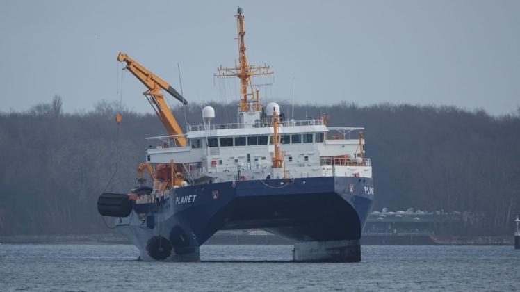 Das Forschungsschiff "Planet" hat mit seinem Kran die großen Fender für das Anlegemanöver im Kieler Hafen angebracht.