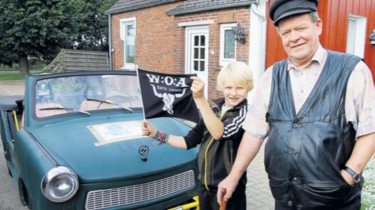 Ein Bild von 2011: Uwe Trede mit seinem Enkel Marvin und seinem Trabbbi-Cabrio.