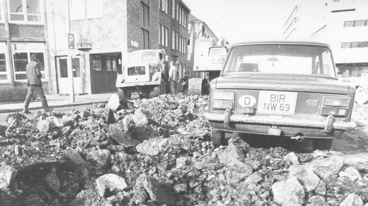 Da dürfte der Fahrer dieses Wagens im Februar 1974 nicht schlecht gestaunt haben, als er zu seinem Auto zurückkehrte. Um dieses herum hatte ein Baggerfpührer die Marktstraße in Delmenhorst in eine Steinwüste verwandelt.