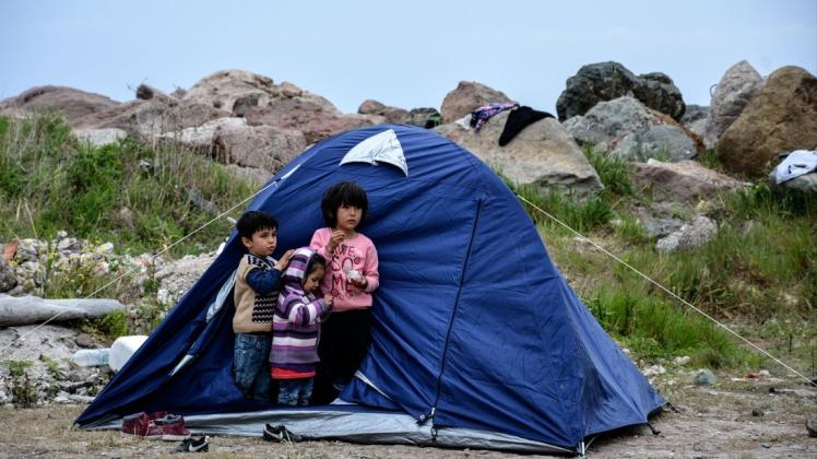 Flüchtlings-Kinder stehen vor einem Zelt im Dorf Petra auf der nordöstlichen Ägäisinsel Lesbos.