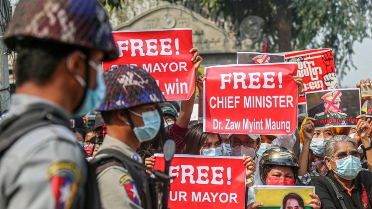 Die Protestanten in Myanmar fordern Freiheit für die entmachtete Regierung.