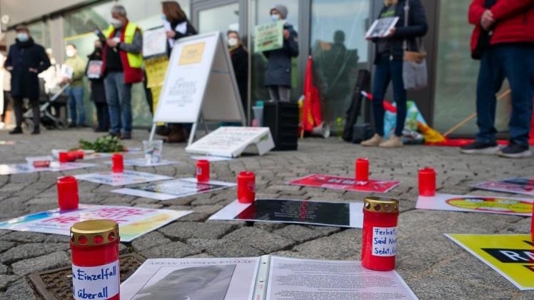 Zahlreiche Delmenhorster kamen am Samstag in der Fußgängerzone, um den Ermordeten des rassistischen Terroranschlags von Hanau und anderen Opfern rechter Gewalttaten zu gedenken.