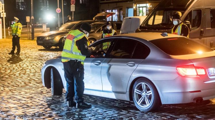 Unterwegs nach 21 Uhr: Die meisten konnten Schriftstücke ihrer Arbeitgeber vorweisen.