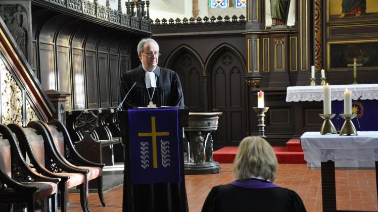 Bischof Christian Stäblein bei seiner Predigt in der Sankt-Jacobi-Kirche.