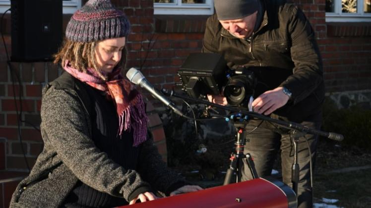Dreharbeiten für den Kulturclip der Woche: Steffen Struck bereitet die Aufnahme mit Julia Spiering vor.