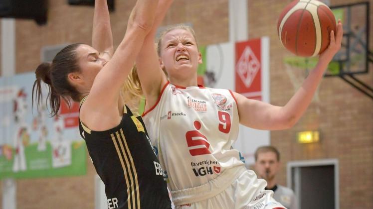 Immer ein Gegnerkontakt auf dem Weg zum Korb: Als sich Emma Eichmeyer (rechts) und die Panthers an Hannovers Physis anpassten, drehten sie die Partie.
