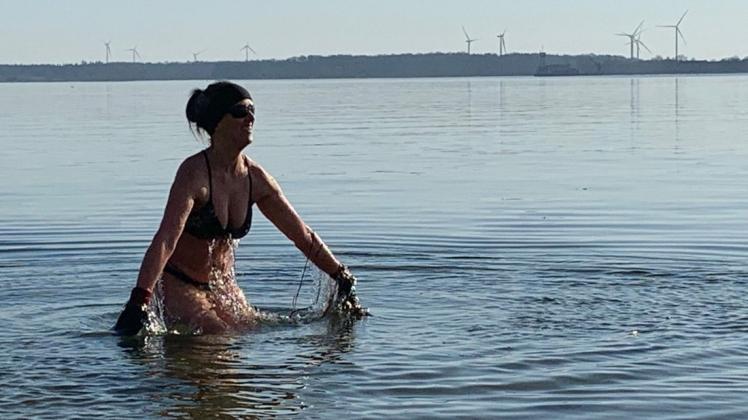 Annette Lazare hat überhaupt kein Problem mit kaltem Wasser, im Gegenteil: Das Baden in der nur etwa 2 Grad kalten Ostsee am Borbyer Strand tut ihr in jeder Hinsicht gut.