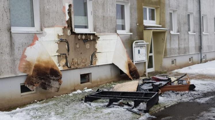 Ein Feuer hatte die Fassade und zwei Fenster des Mehrfamilienhauses stark beschädigt.