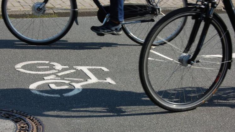 Zwei Räder auf einer Fahrradstraße
