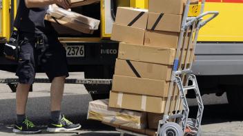 Direkt aus dem DHL-Transporter schnappten sich die Diebe die Pakete. (Symbolfoto)