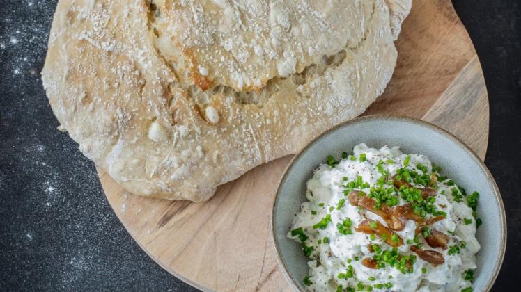 Zu selbstgebackenem Brot, zu Gemüsesticks, auf Burgern oder zum Picknick: Dieser Dip ist ein Alleskönner!