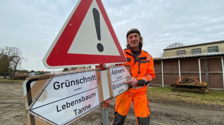 Die Vorbereitungen zum Start der Grünschnitt-Annahme haben auch in Rehna begonnen. Im Bild: Klaus Thewes vom Amtshof.