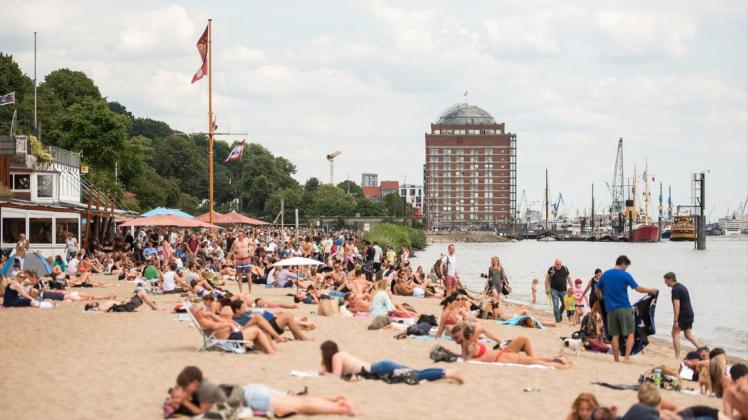 Im Sommer 2020 wurde es oft besonders voll an Hamburgs Stränden - Corona-Abstände wurden nicht immer eingehalten.