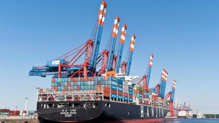 Warenumschlag im Hamburger Hafen: Nach einem Abschwung  Anfang 2020 boomt die Container-Schifffahrt nun wieder. In Wilhelmshaven ging der Container-Umschlag in 2020 aber deutlich zurück.